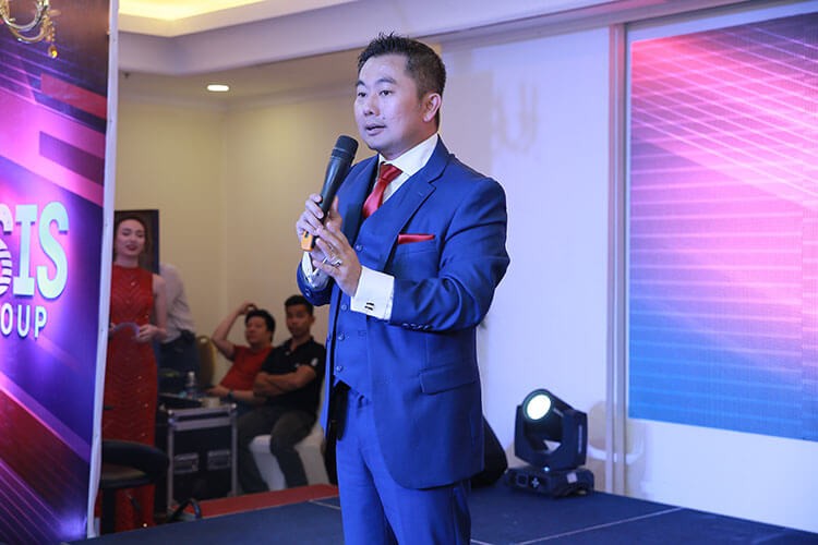 Ông Chris Lộc Đào (Chủ tịch USIS Group) phát biểu khai mạc chương trình Year End Party 2016